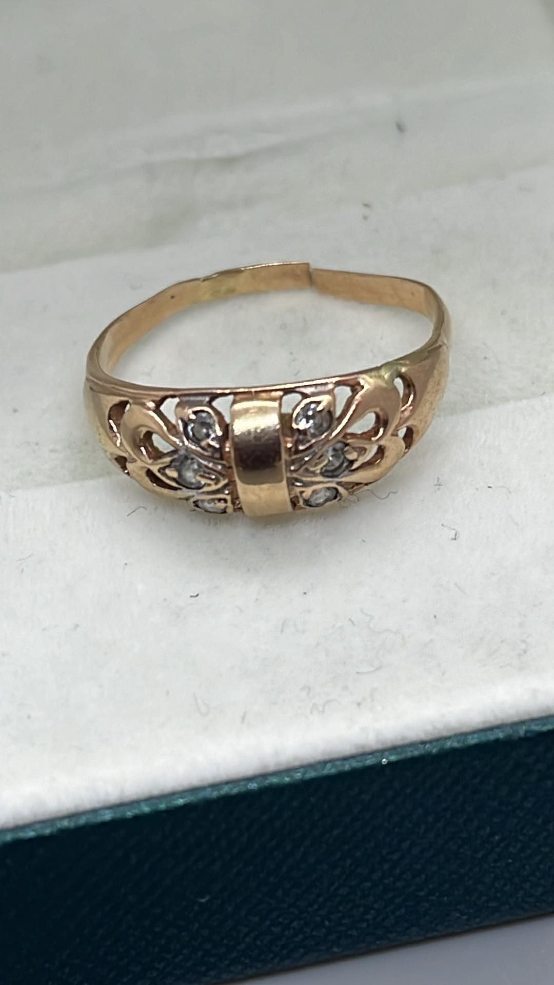 Vajab parandust, katkine kuldsõrmus