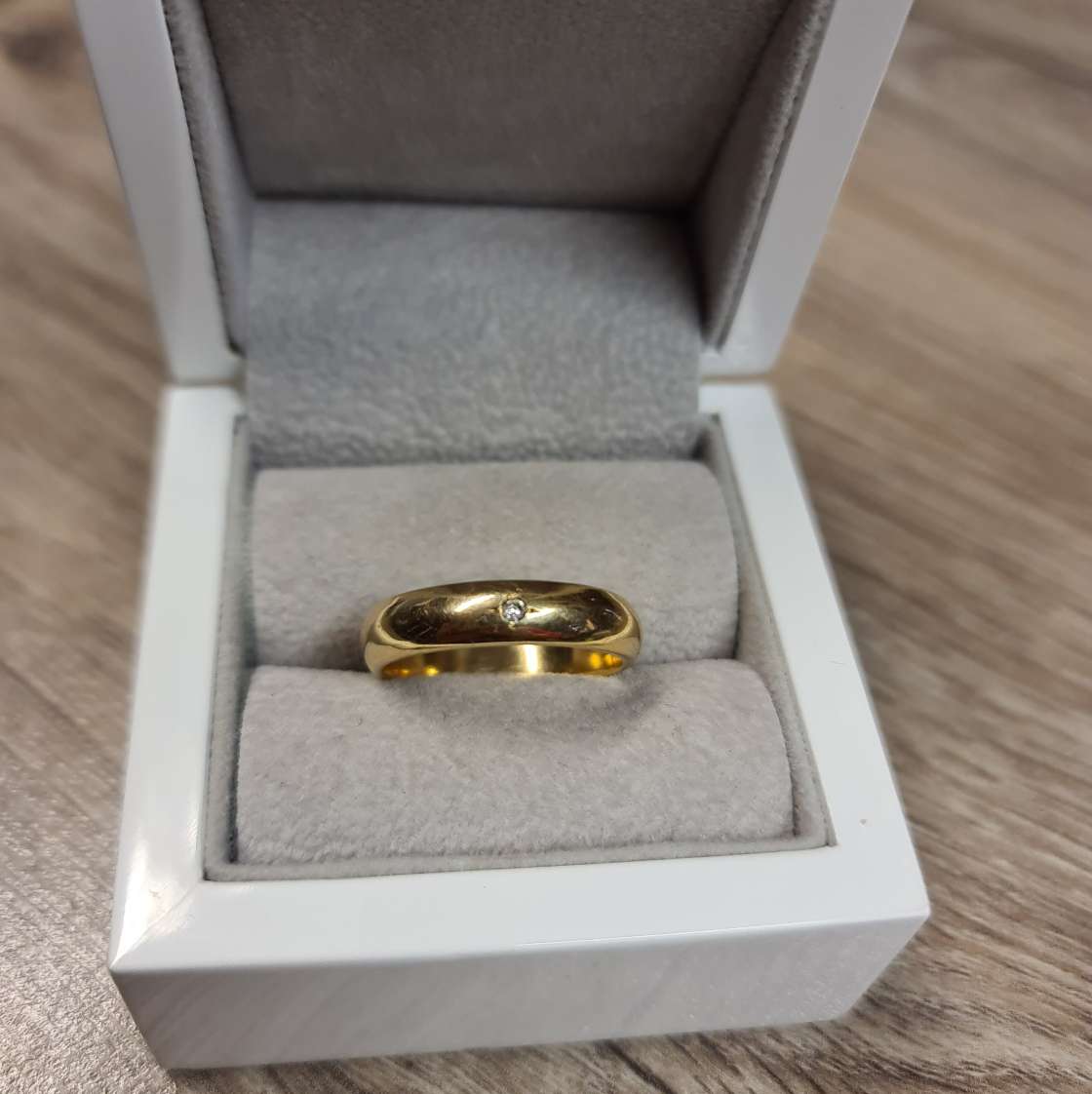 Abielusõrmus kivikesega s.19,5