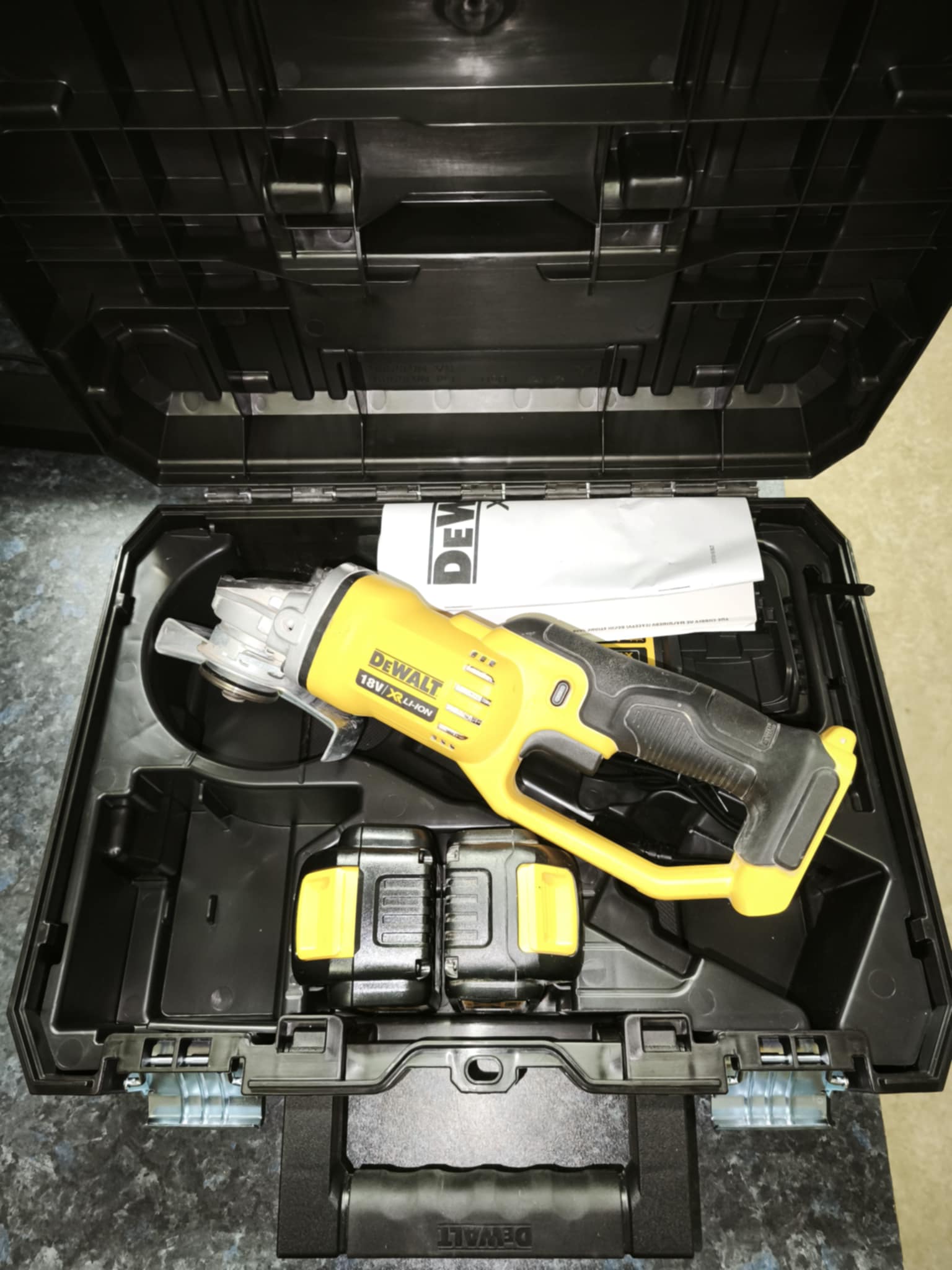 Akunurklihvija Dewalt DCG412M2-QW, 18 V, ostetud 21.10.2024 Garantii!